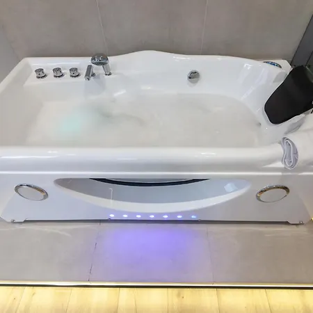 Royal Jacuzzi On Krehivska 10 St Lägenhet